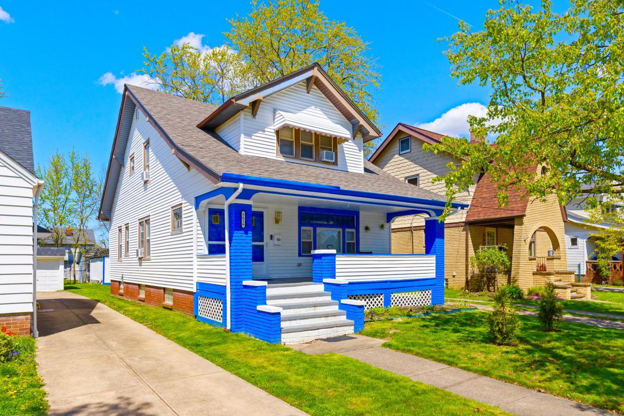 The Sapphire Haven - Your Old Brooklyn Oasis Awaits Families, Couples, Business Travelers Near Downtown With Parking, 300 Mb Wifi & Self Check-In Cleveland Eksteriør bilde