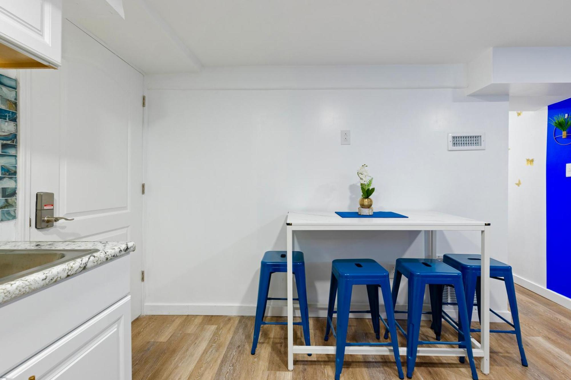 The Sapphire Haven - Your Old Brooklyn Oasis Awaits Families, Couples, Business Travelers Near Downtown With Parking, 300 Mb Wifi & Self Check-In Cleveland Eksteriør bilde