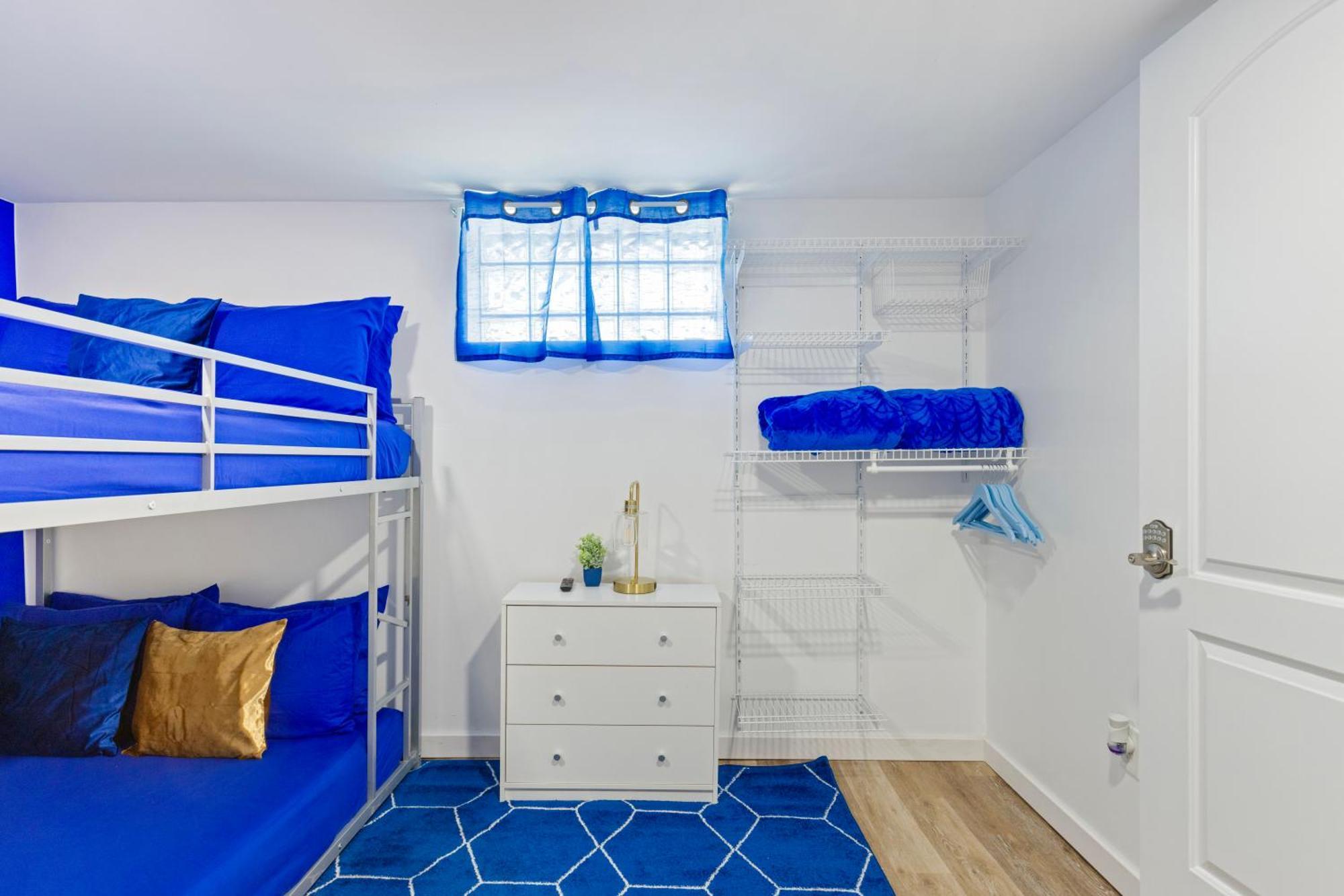 The Sapphire Haven - Your Old Brooklyn Oasis Awaits Families, Couples, Business Travelers Near Downtown With Parking, 300 Mb Wifi & Self Check-In Cleveland Eksteriør bilde
