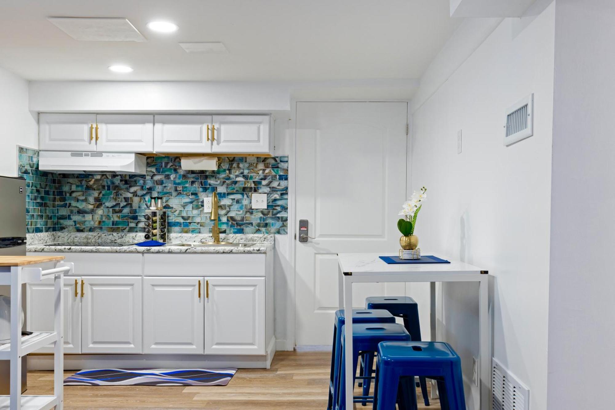 The Sapphire Haven - Your Old Brooklyn Oasis Awaits Families, Couples, Business Travelers Near Downtown With Parking, 300 Mb Wifi & Self Check-In Cleveland Eksteriør bilde